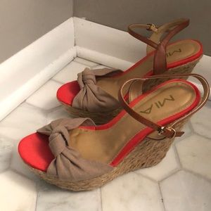 Super cute Mia wedges